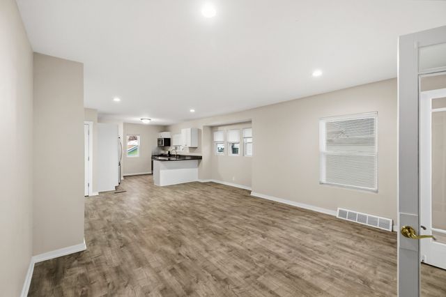 1728 Northwest Drive, Des Moines, IA 50310