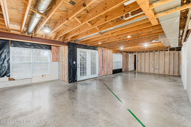 6110 Port Antonio Rd, Louisville, KY 40219