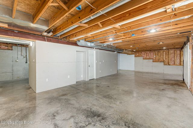 6110 Port Antonio Rd, Louisville, KY 40219