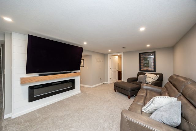 6214 Robin Drive, Des Moines, IA 50322