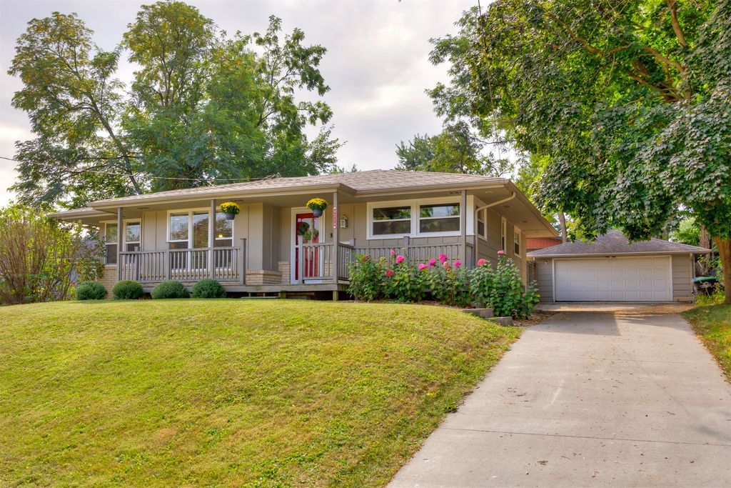 6214 Robin Drive, Des Moines, IA 50322