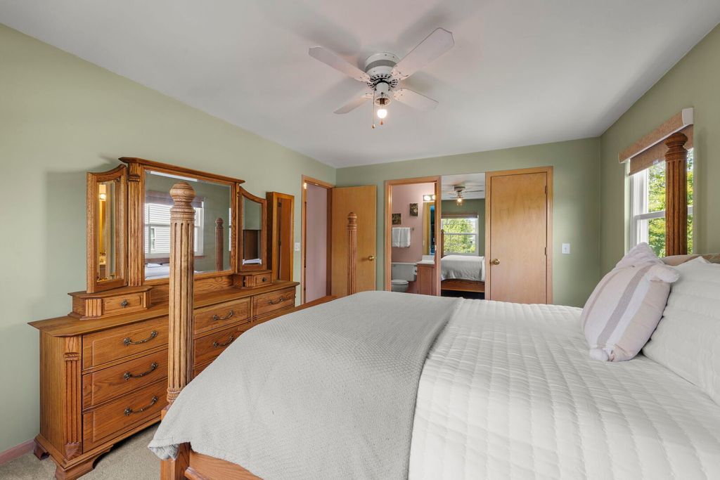 Image 12 of property listing at 2865 Meadow Lane v2, Schaumburg, IL 60193