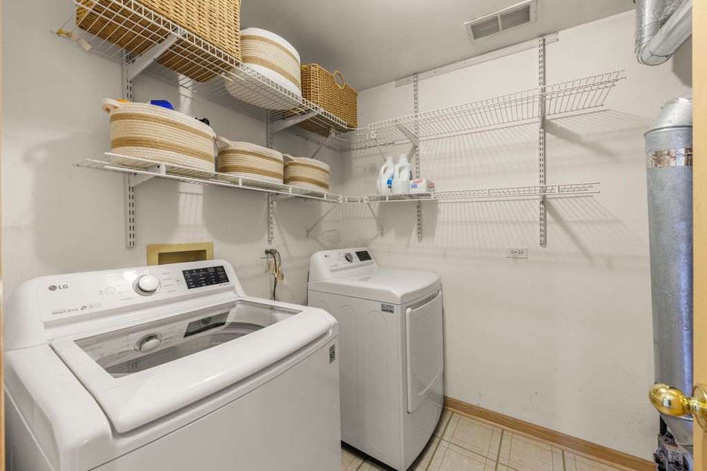 Image 15 of property listing at 2865 Meadow Lane v2, Schaumburg, IL 60193