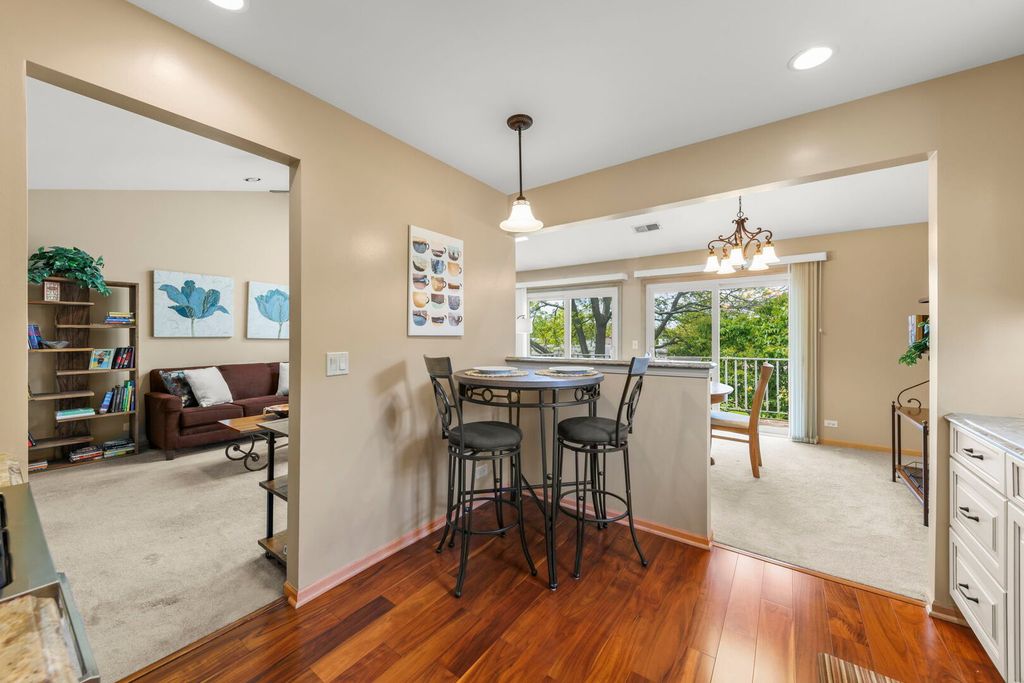 Image 5 of property listing at 2865 Meadow Lane v2, Schaumburg, IL 60193
