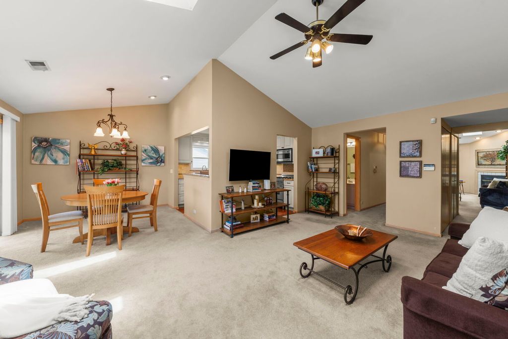 Image 8 of property listing at 2865 Meadow Lane v2, Schaumburg, IL 60193