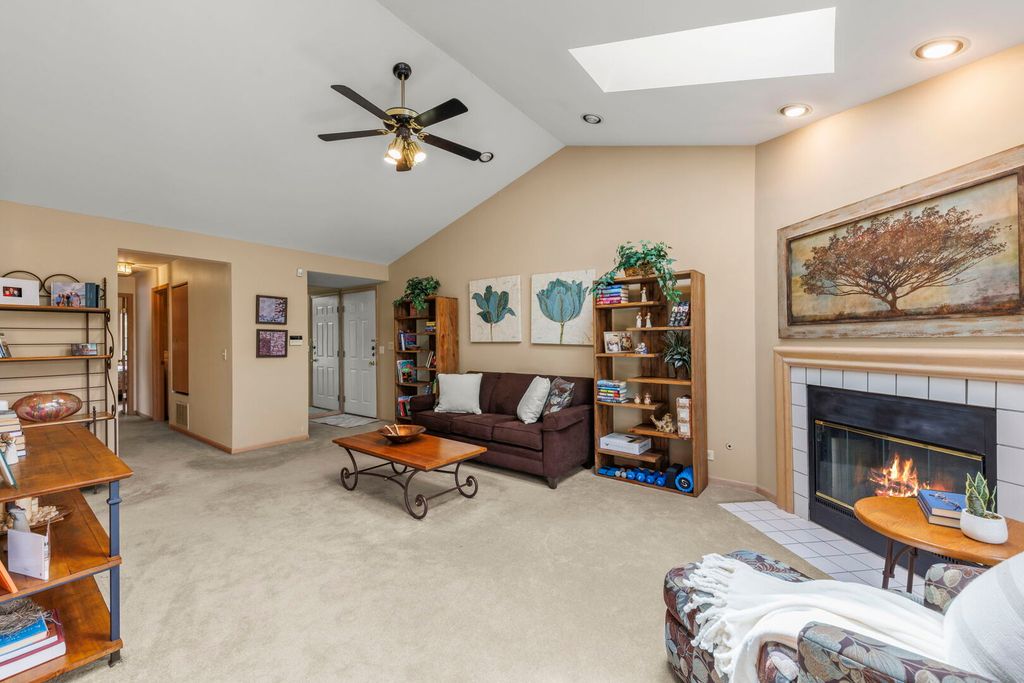 Image 9 of property listing at 2865 Meadow Lane v2, Schaumburg, IL 60193