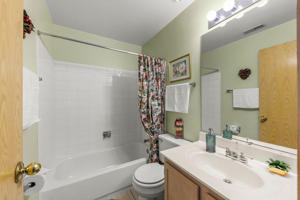 Image 10 of property listing at 2865 Meadow Lane v2, Schaumburg, IL 60193