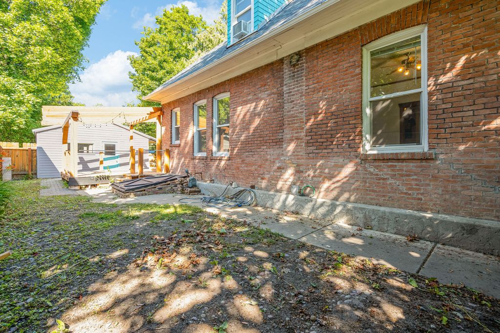 Image 9 of property listing at 120 4th Avenue E, Kalispell, MT 59901