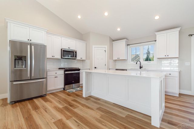 10450 Laurel Woods Place, Freeland, MI 48623