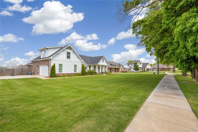682 S Mock Street, Prairie Grove, AR 72753