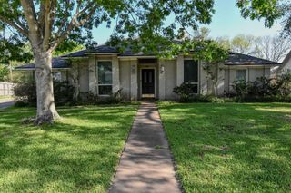 60 Wedgewood Court, Lake Jackson, TX 77566