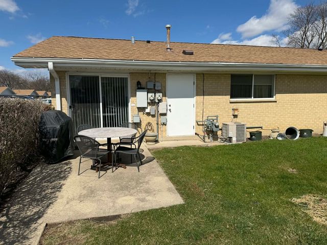 813 Valley Stream Drive D, Wheeling, IL 60090