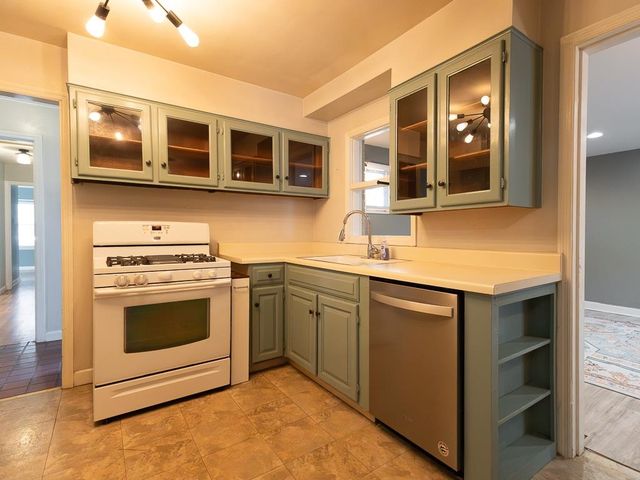 1089 IVY RD, Memphis, TN 38117