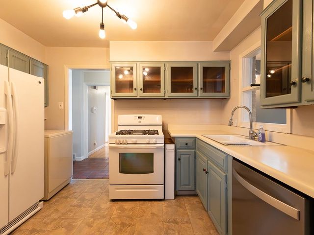 1089 IVY RD, Memphis, TN 38117