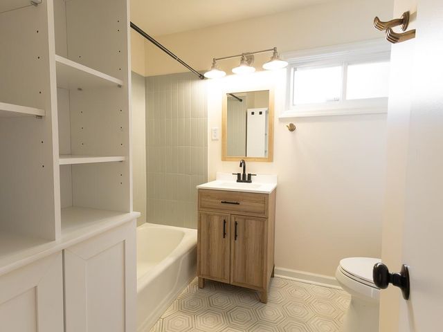 1089 IVY RD, Memphis, TN 38117