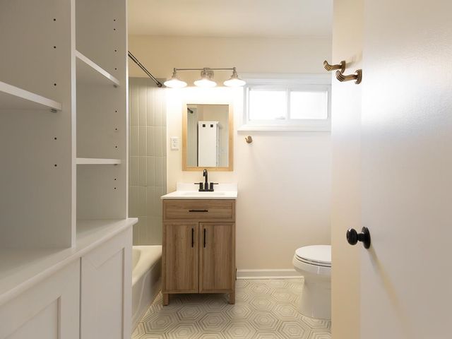 1089 IVY RD, Memphis, TN 38117