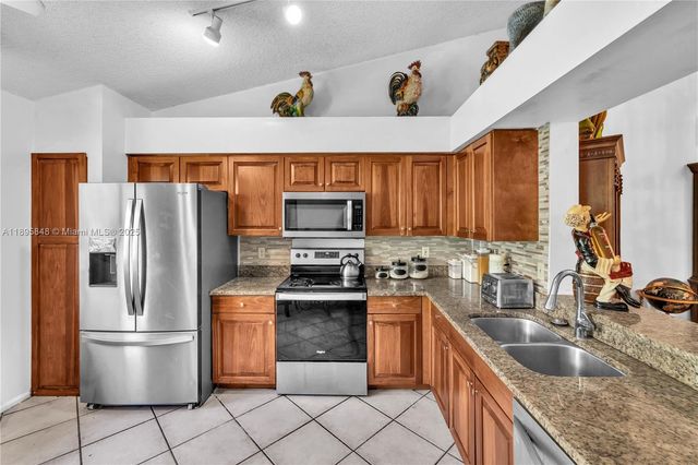 10547 NW 10th St C-128, Plantation, FL 33322