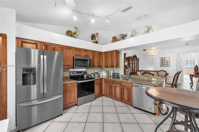 10547 NW 10th St C-128, Plantation, FL 33322