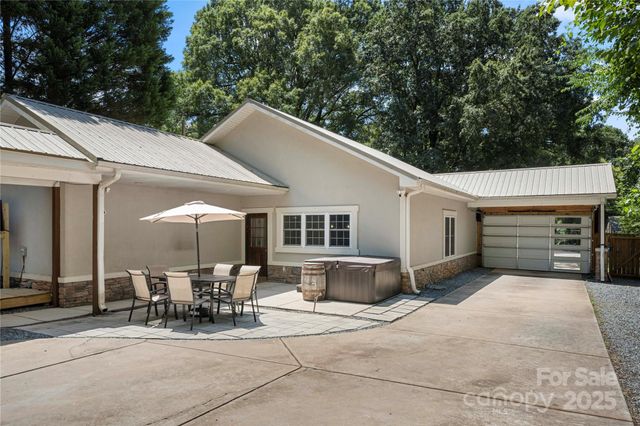 2717 Arnold Drive, Charlotte, NC 28205