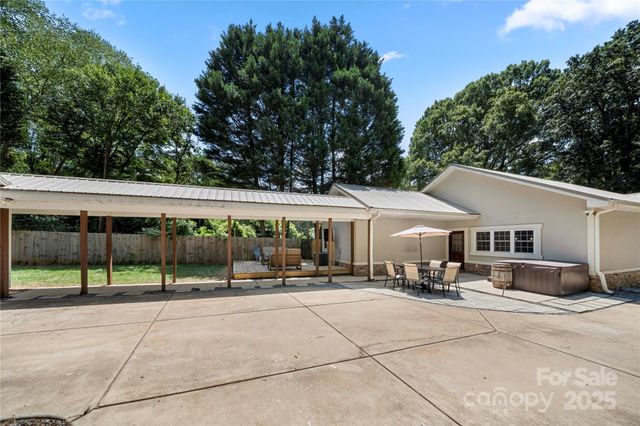 2717 Arnold Drive, Charlotte, NC 28205