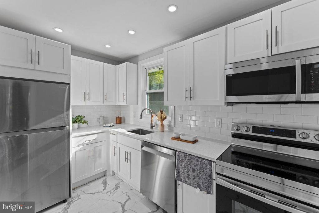 2038 NAAMANS CREEK RD, UPPER CHICHESTER, PA 19061 — photo 4