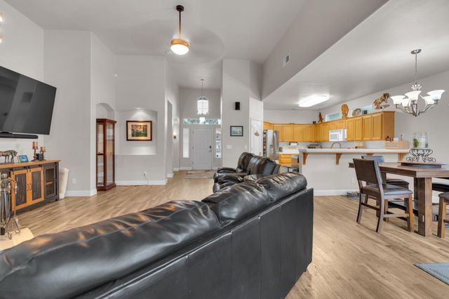 2949 E Palisade Dr, Fresno, CA 93720