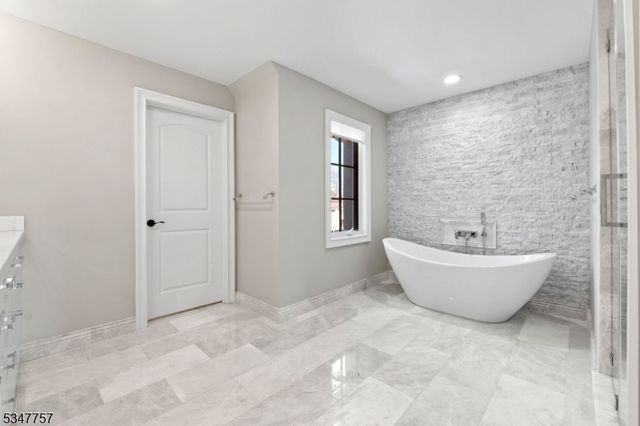 181 Stonehenge Ter, Clark Twp., NJ 07066