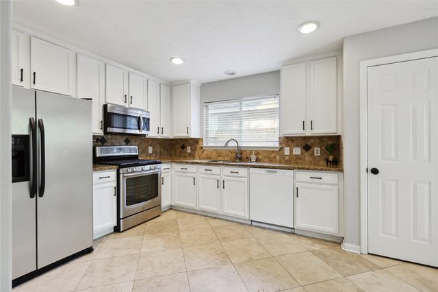 10 Eastwood Place, The Woodlands, TX 77382