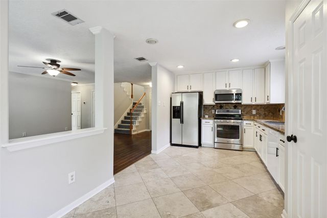 10 Eastwood Place, The Woodlands, TX 77382