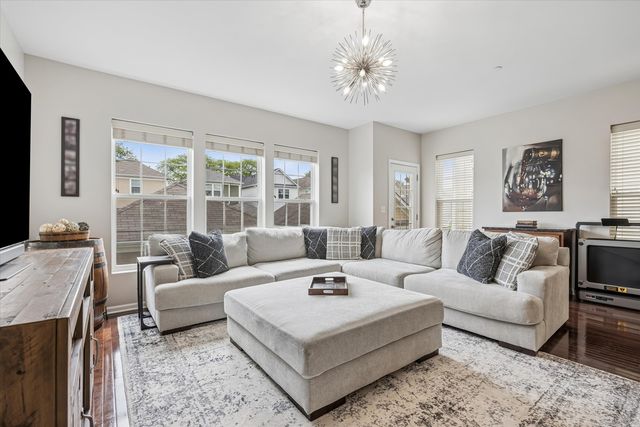 33 N Lincoln Lane, Arlington Heights, IL 60004