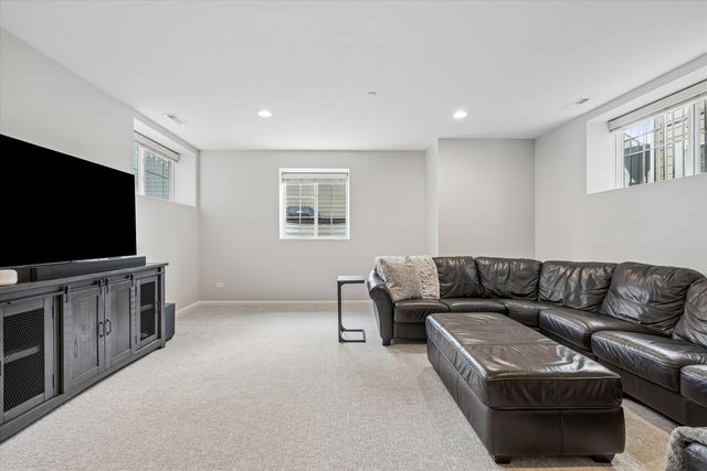 33 N Lincoln Lane, Arlington Heights, IL 60004