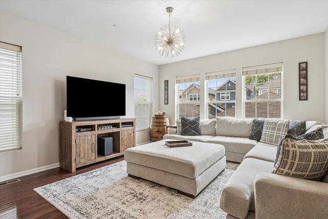 33 N Lincoln Lane, Arlington Heights, IL 60004