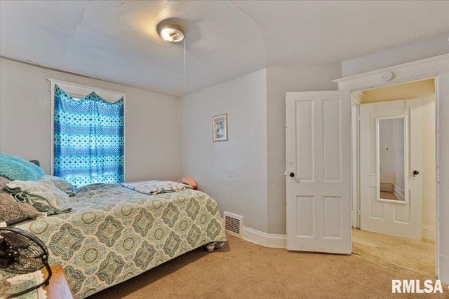 2502 ROCKINGHAM Road, Davenport, IA 52802