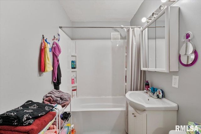 2502 ROCKINGHAM Road, Davenport, IA 52802