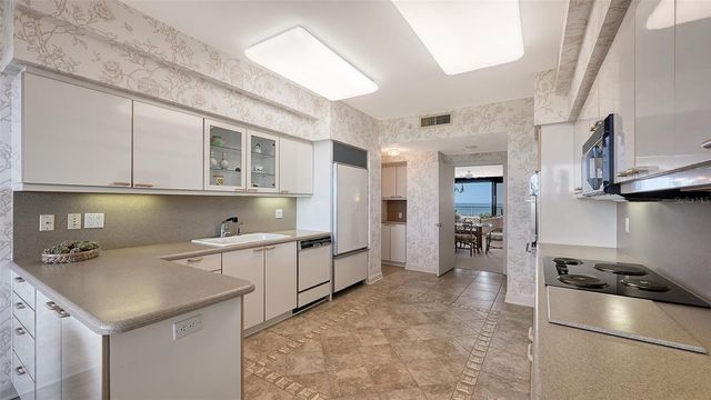 545 SANCTUARY DRIVE B605, Longboat Key, FL 34228