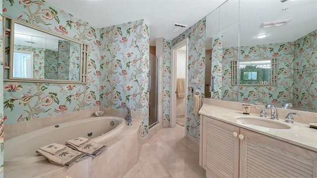 545 SANCTUARY DRIVE B605, Longboat Key, FL 34228