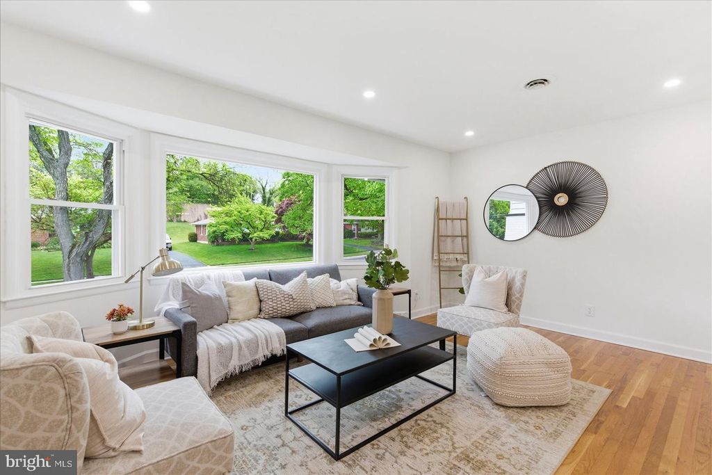 Image 3 of property listing at 944 STARBIT RD, Baltimore, MD 21286