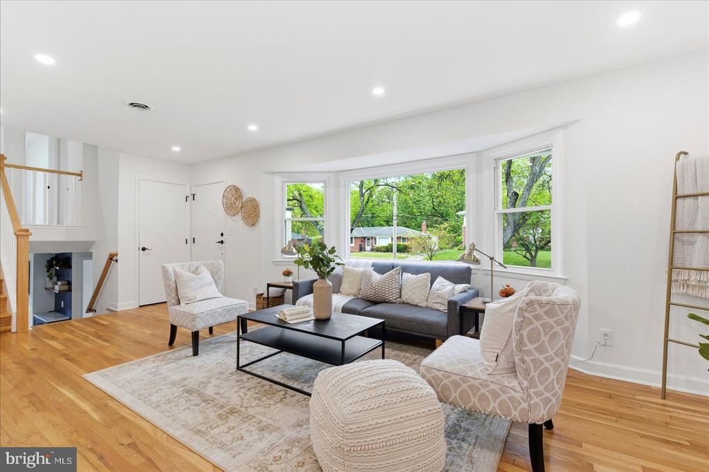 Image 6 of property listing at 944 STARBIT RD, Baltimore, MD 21286