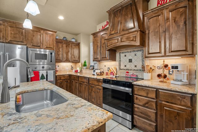 113 Eden Crossing, Adkins, TX 78101