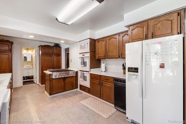 37480 Rhonswood Drive, Farmington Hills, MI 48167