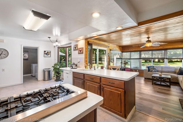 37480 Rhonswood Drive, Farmington Hills, MI 48167