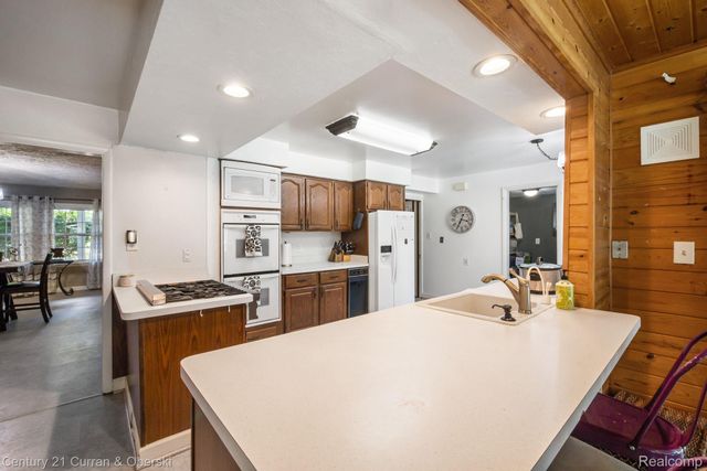 37480 Rhonswood Drive, Farmington Hills, MI 48167