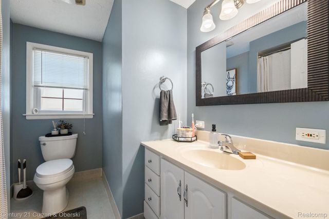 37480 Rhonswood Drive, Farmington Hills, MI 48167