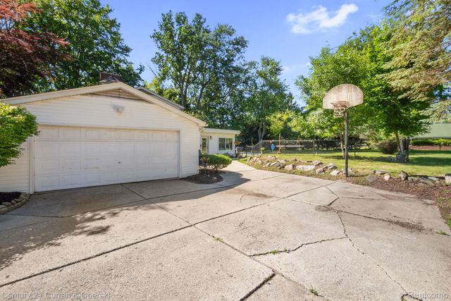 37480 Rhonswood Drive, Farmington Hills, MI 48167