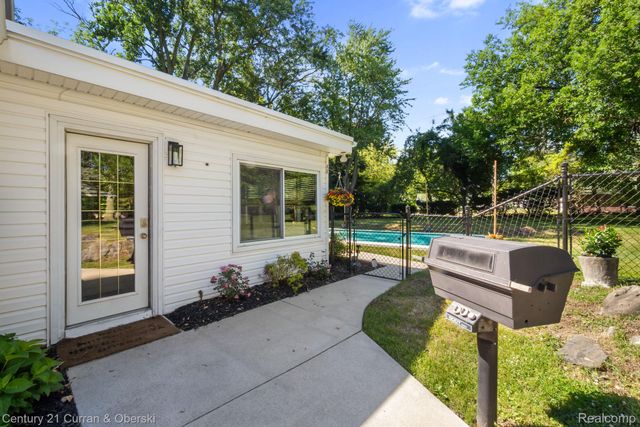 37480 Rhonswood Drive, Farmington Hills, MI 48167