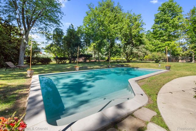 37480 Rhonswood Drive, Farmington Hills, MI 48167