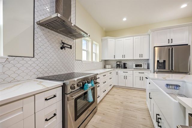 11207 Schwartz Drive, Galveston, TX 77554