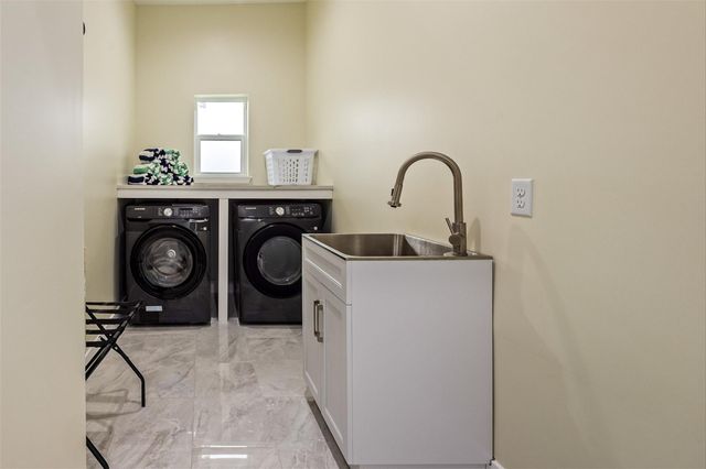 11207 Schwartz Drive, Galveston, TX 77554