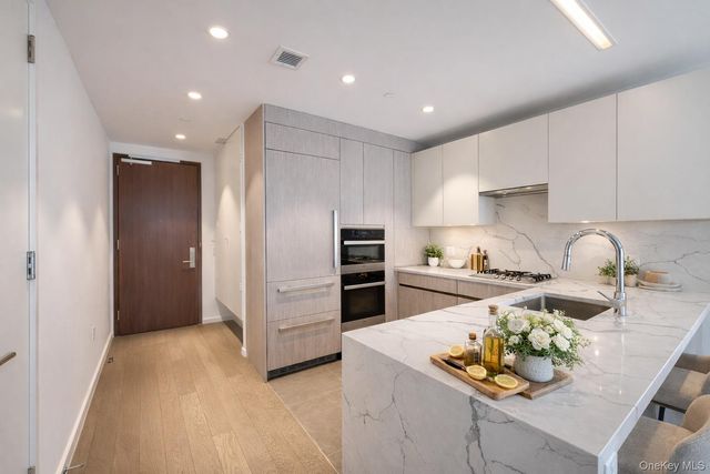 13327 39th Avenue 5T, Flushing, NY 11354