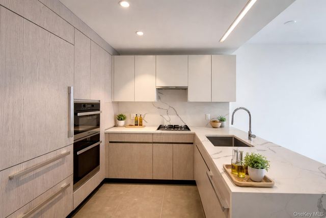 13327 39th Avenue 5T, Flushing, NY 11354